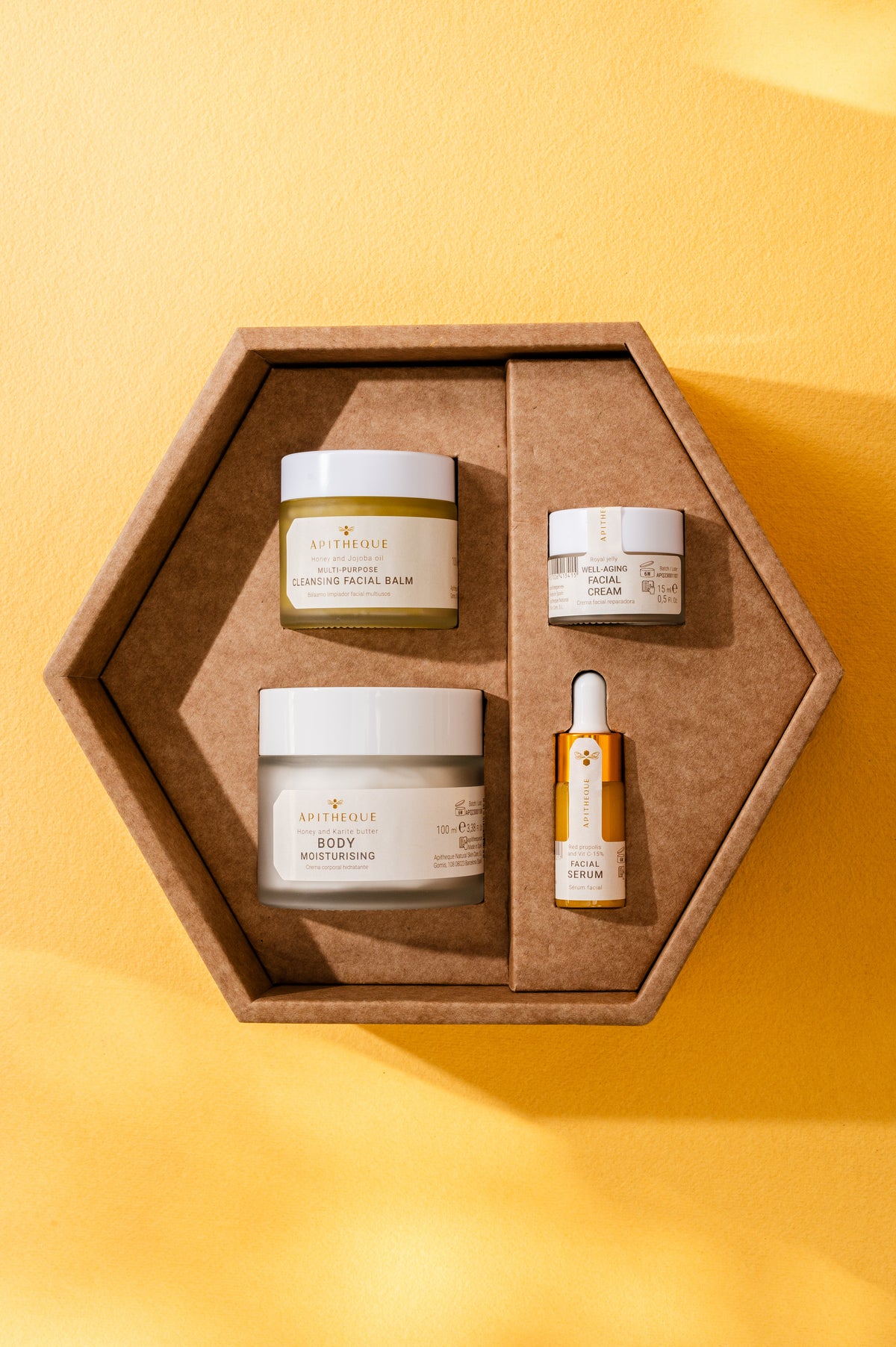 Presentkitet innehåller serum, cleanser, anti-age cream och body cream.
