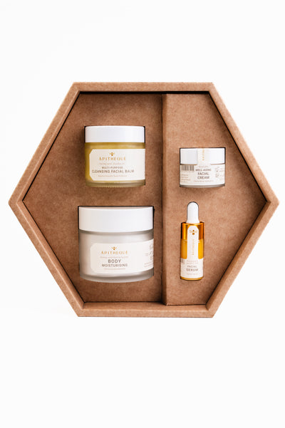 Presentkitet innehåller serum, cleanser, anti-age cream och body cream.